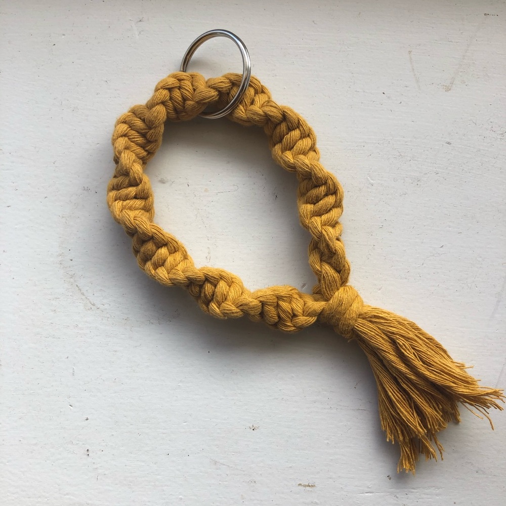 Macrame keychain - Picture 2 of 2